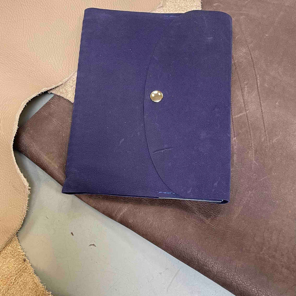
                      
                        Leren notitieboek handgemaamt meola leather dogs met naam donkerblauw
                      
                    