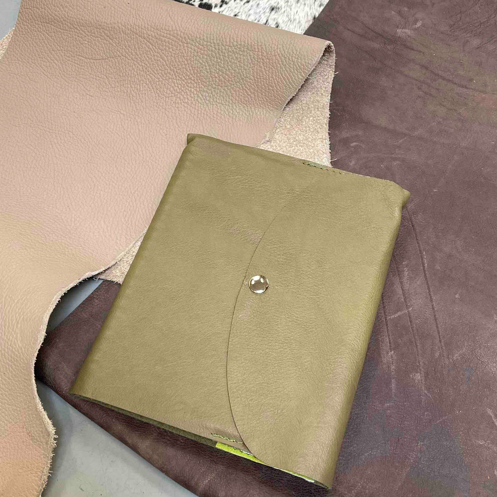 
                      
                        Leren notitieboek handgemaamt meola leather dogs met naam legergroen
                      
                    