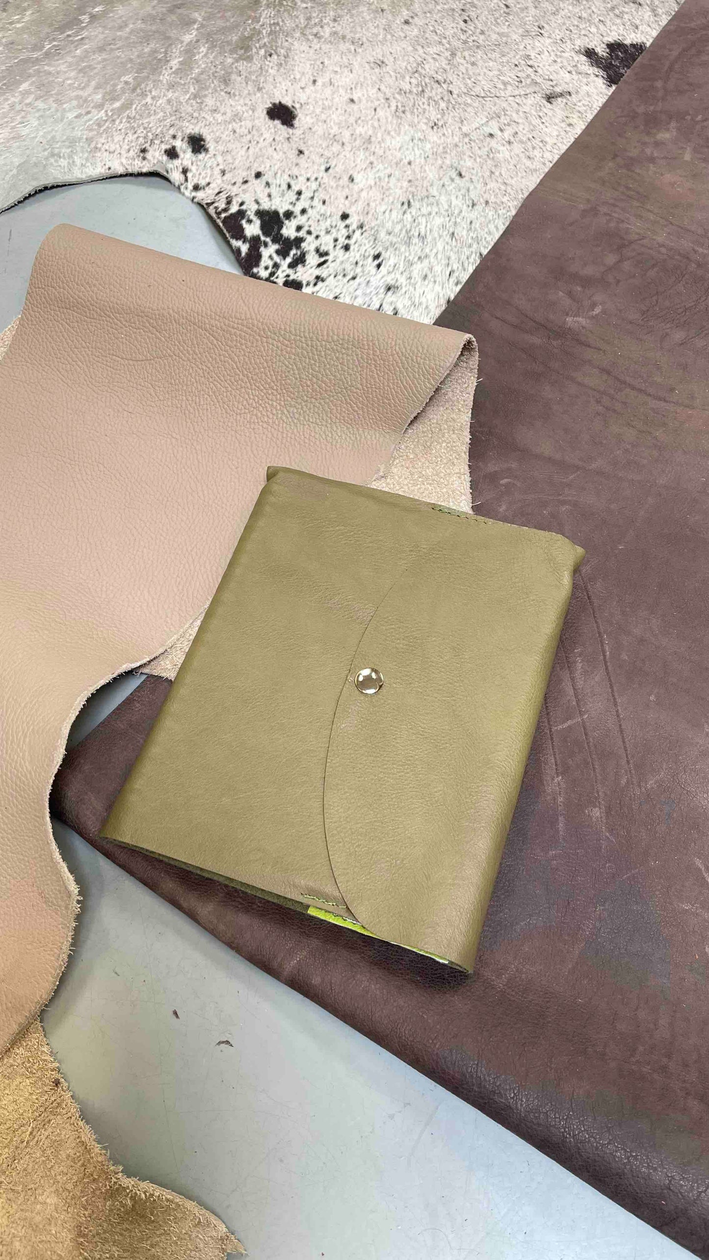 Leren notitieboek handgemaamt meola leather dogs met naam legergroen