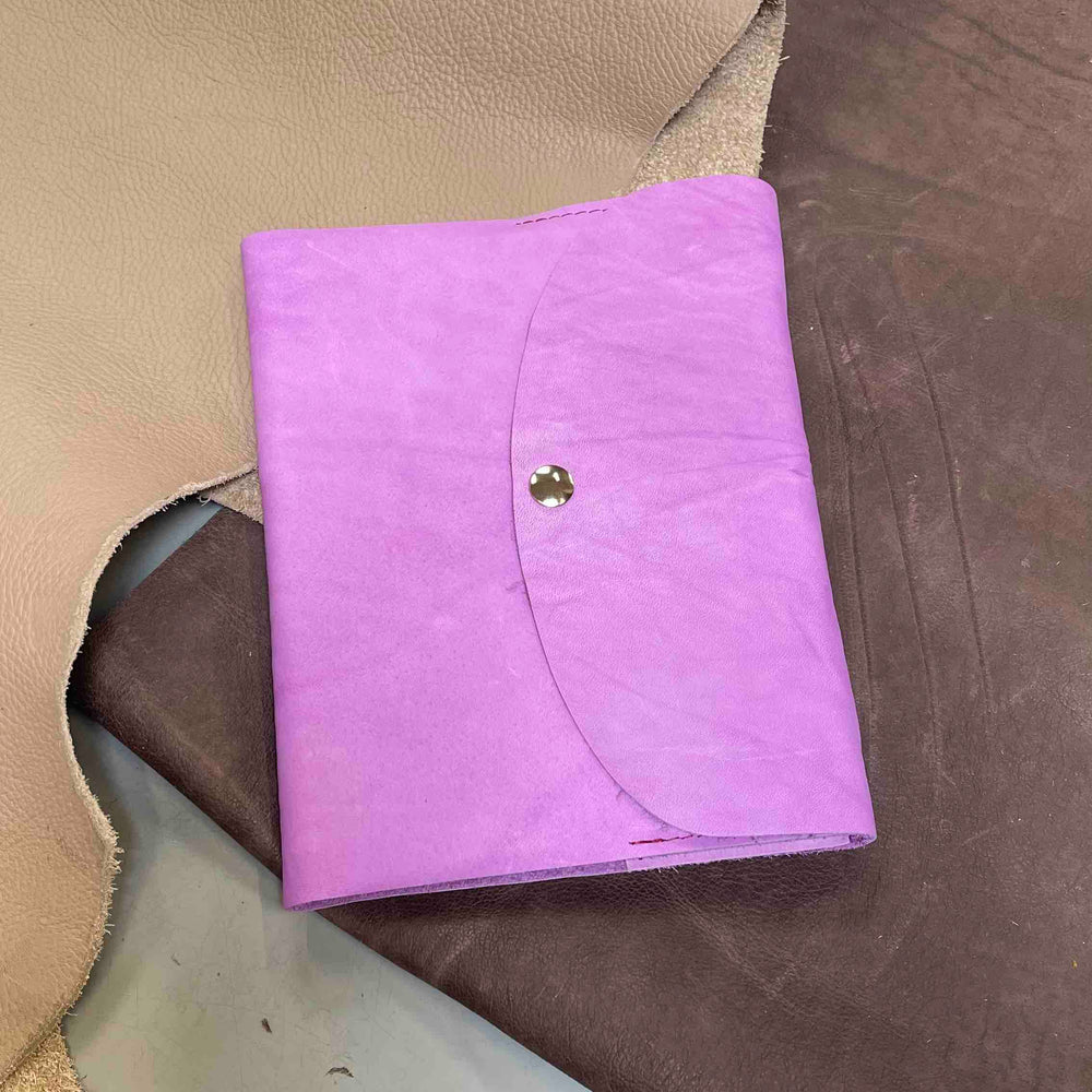 
                      
                        Leren notitieboek handgemaamt meola leather dogs met naam roze
                      
                    