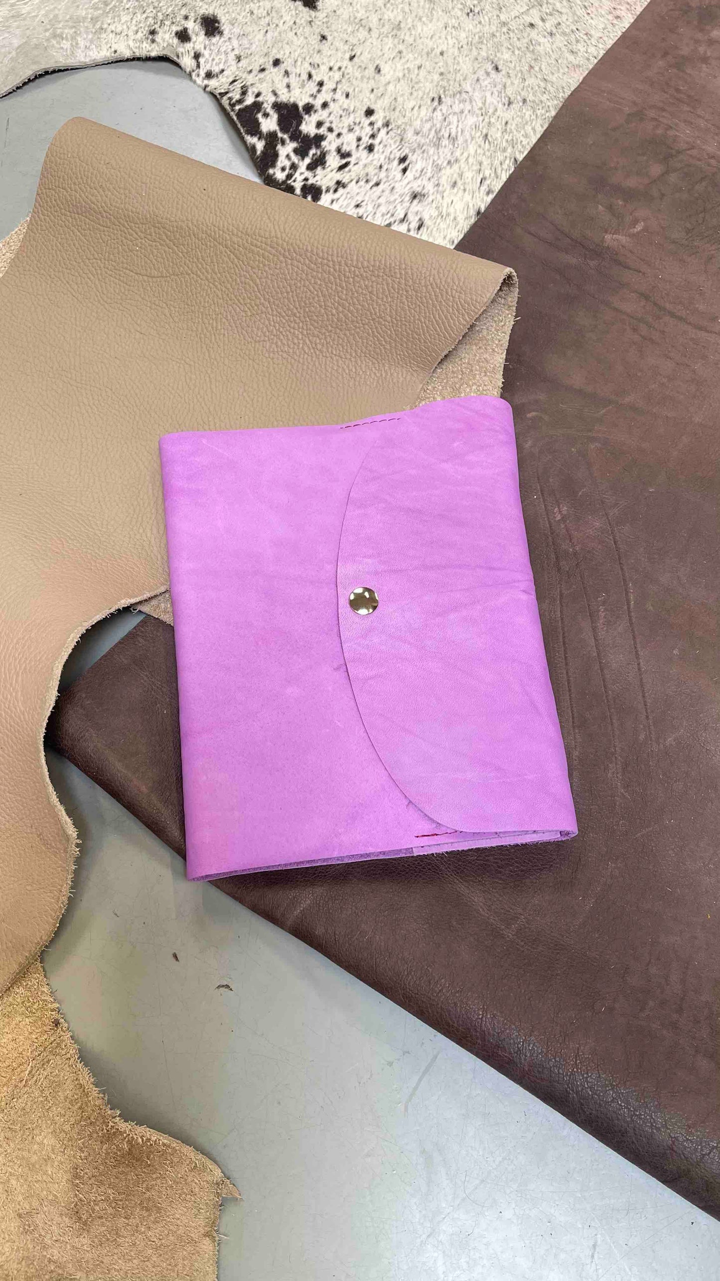 Leren notitieboek handgemaamt meola leather dogs met naam roze