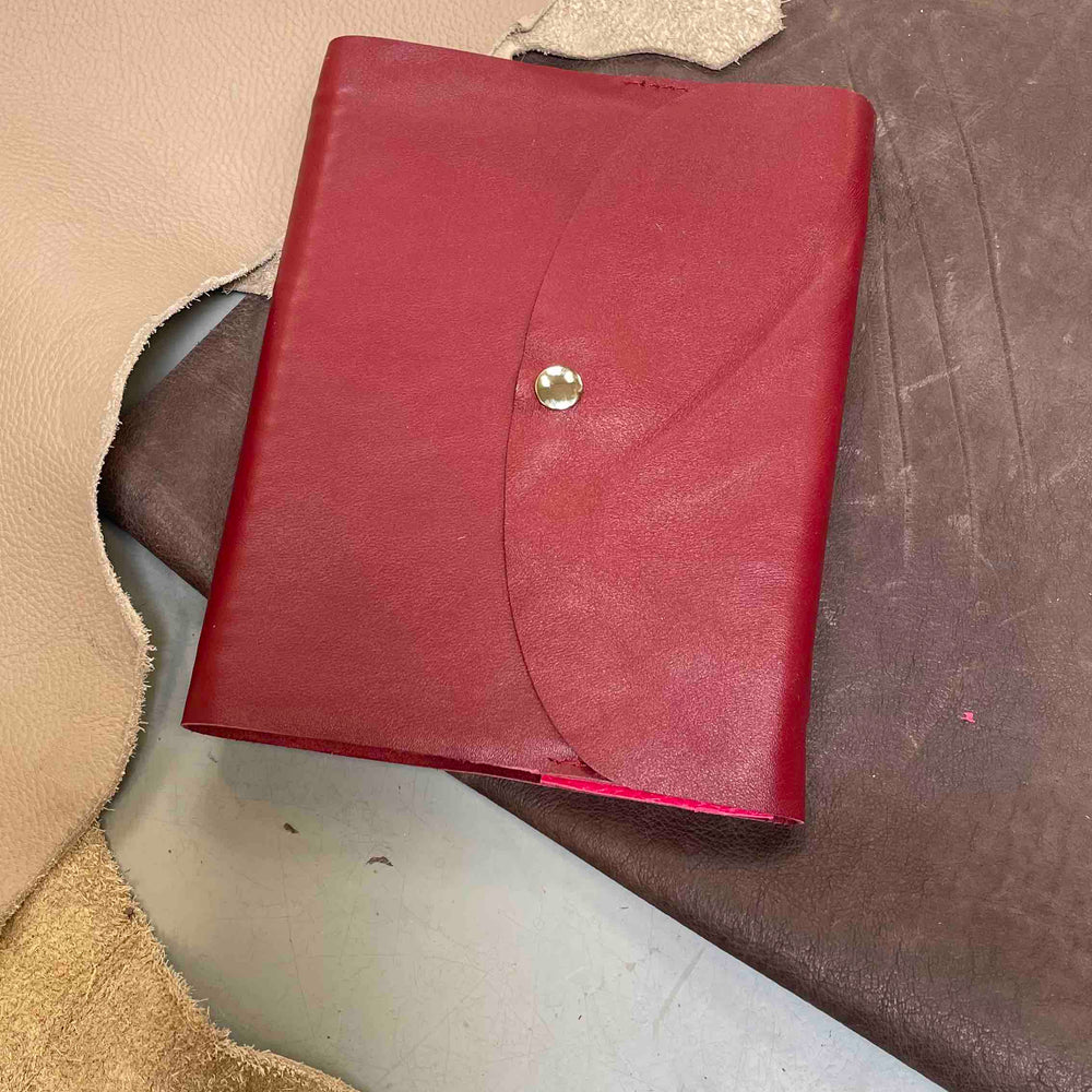 
                      
                        Leren notitieboek handgemaamt meola leather dogs met naam wijnrood
                      
                    