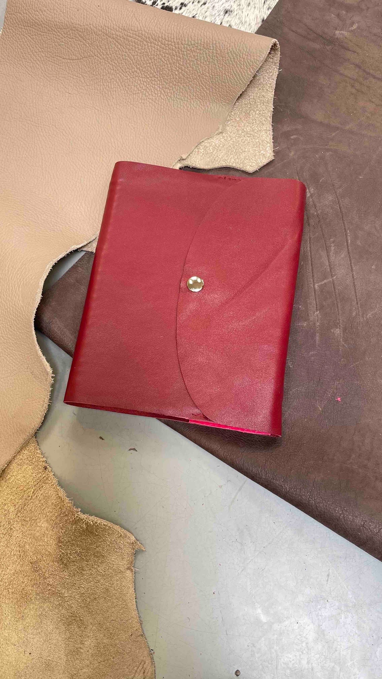 Leren notitieboek handgemaamt meola leather dogs met naam wijnrood