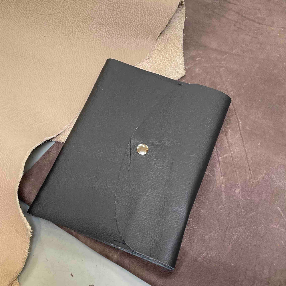 
                      
                        Leren notitieboek handgemaamt meola leather dogs met naam zwart
                      
                    