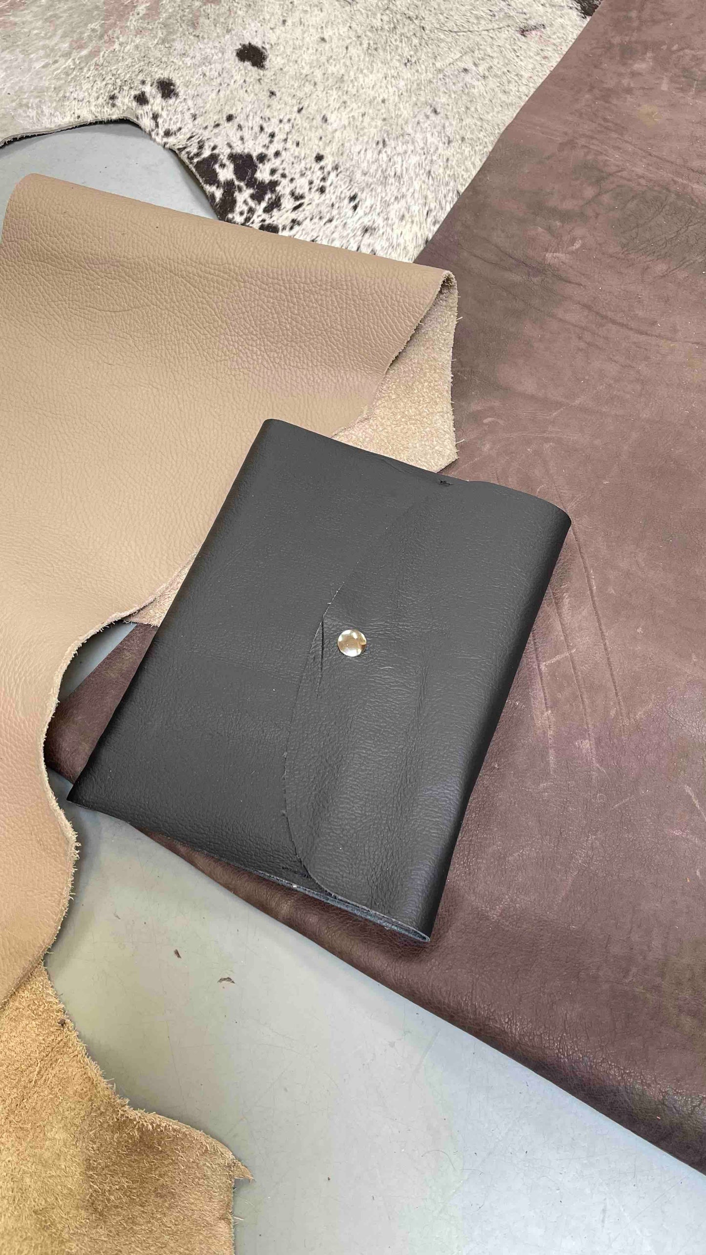 Leren notitieboek handgemaamt meola leather dogs met naam zwart