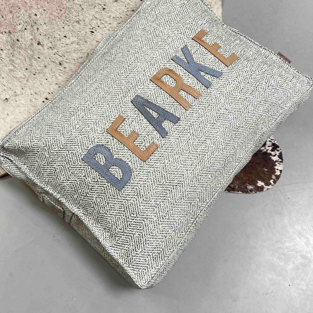 
                      
                        Limited hondenkussen luxe met leren letter naam hond vissengraat blauw creme
                      
                    