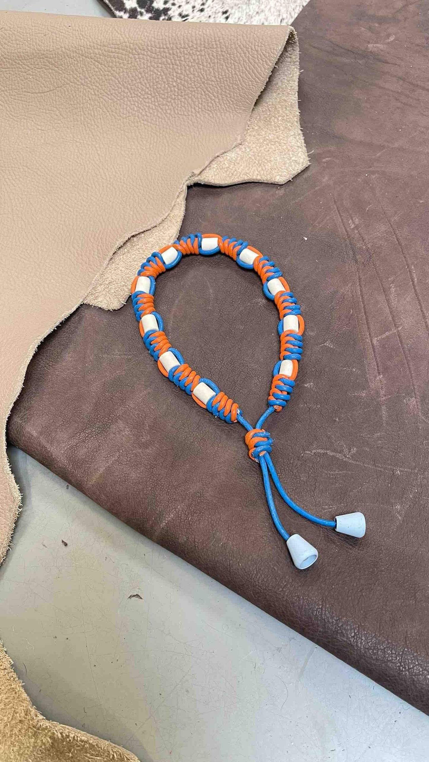Meola_Leather_dogs_tekenband_vlooienband_natuurlijk_EM_kralen_leer_oranje_blauw-anti-tekenband