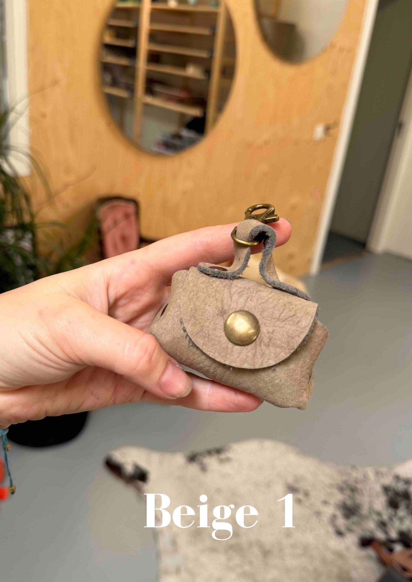 Poeptasje handgemaakt meola leather dogs zakje om poepzakjes in te doen te klikken aan hondenriem beige_1