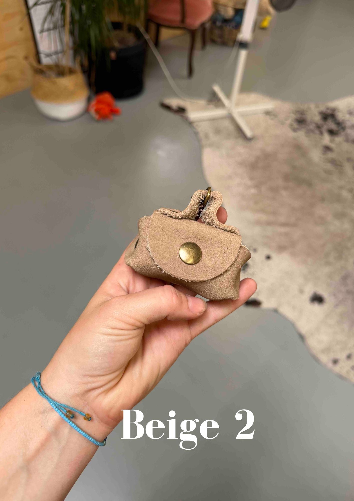 Poeptasje handgemaakt meola leather dogs zakje om poepzakjes in te doen te klikken aan hondenriem beige_2