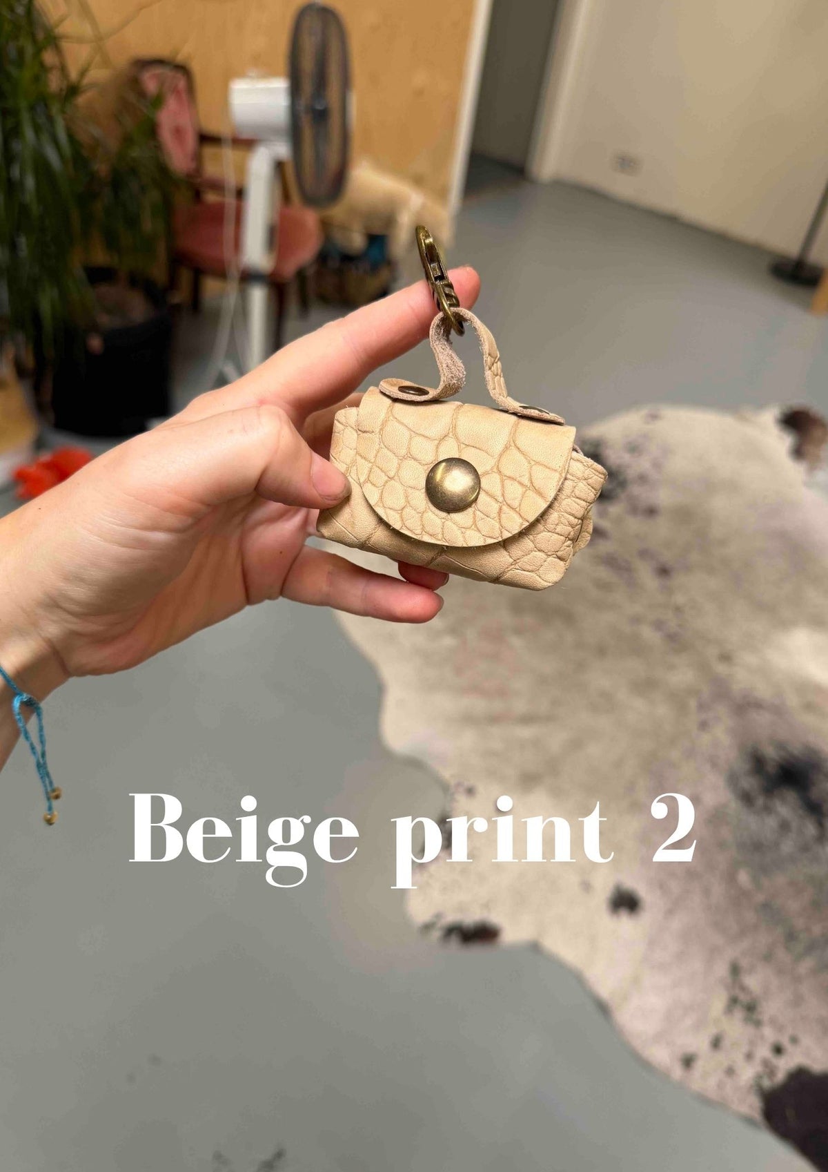 Poeptasje_handgemaakt_meola_leather_dogs_zakje_om_poepzakjes_in_te_doen_te_klikken_aan_hondenriem_beige print