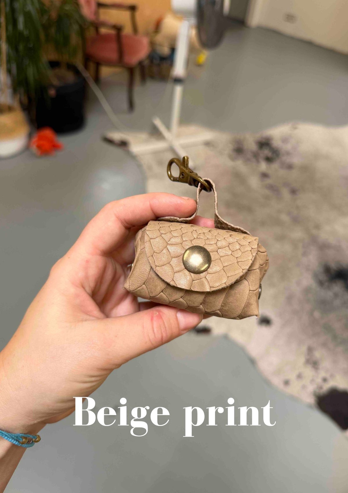 Poeptasje handgemaakt meola leather dogs zakje om poepzakjes in te doen te klikken aan hondenriem beige_print 2