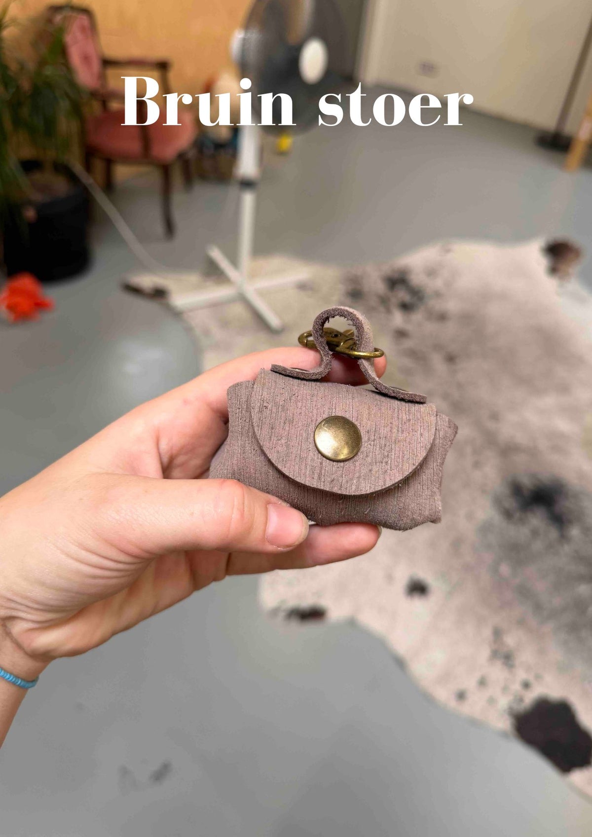 Poeptasje handgemaakt meola leather dogs zakje om poepzakjes in te doen te klikken aan hondenriem bruin_stoer