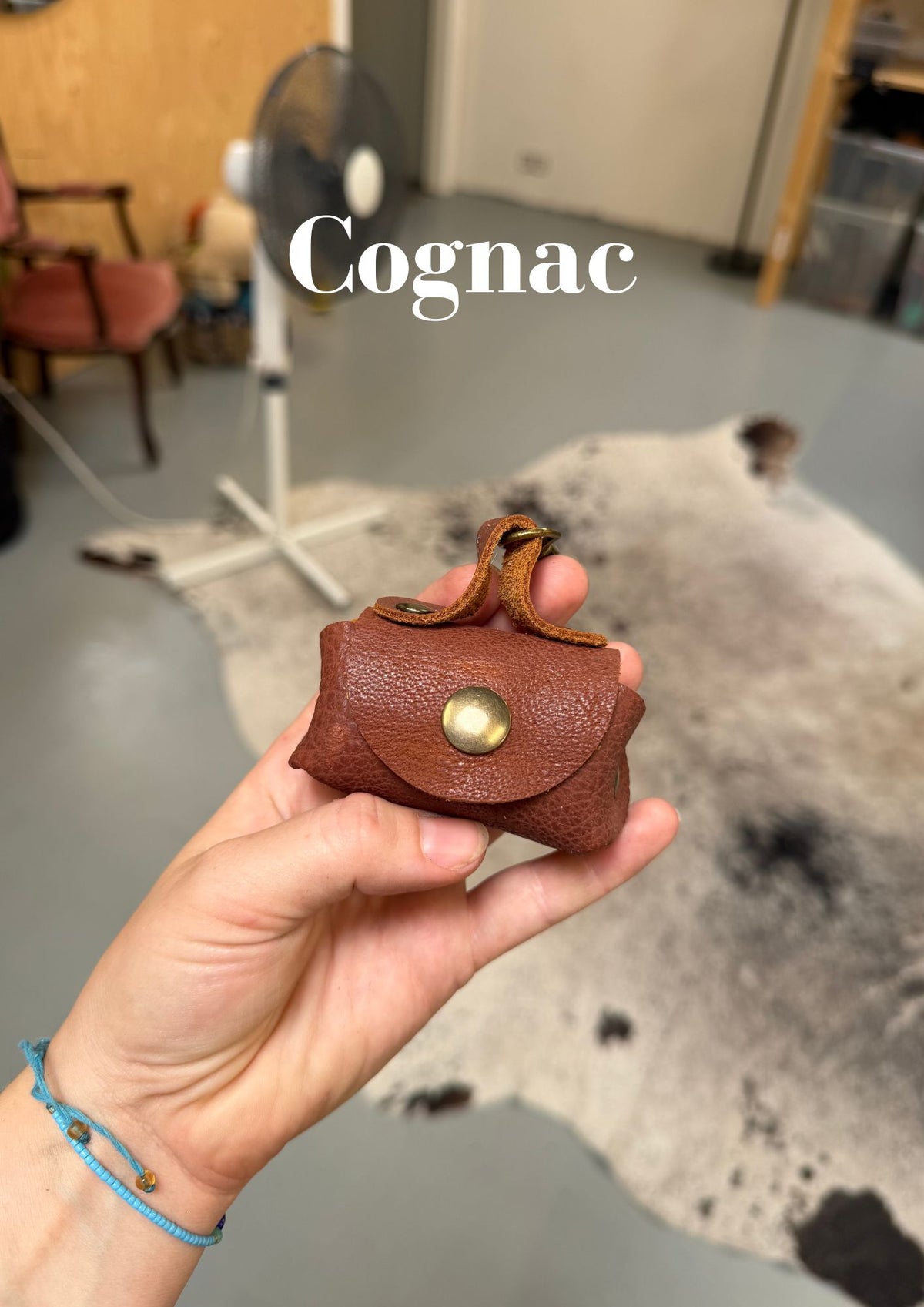 Poeptasje handgemaakt meola leather dogs zakje om poepzakjes in te doen te klikken aan hondenriem cognac