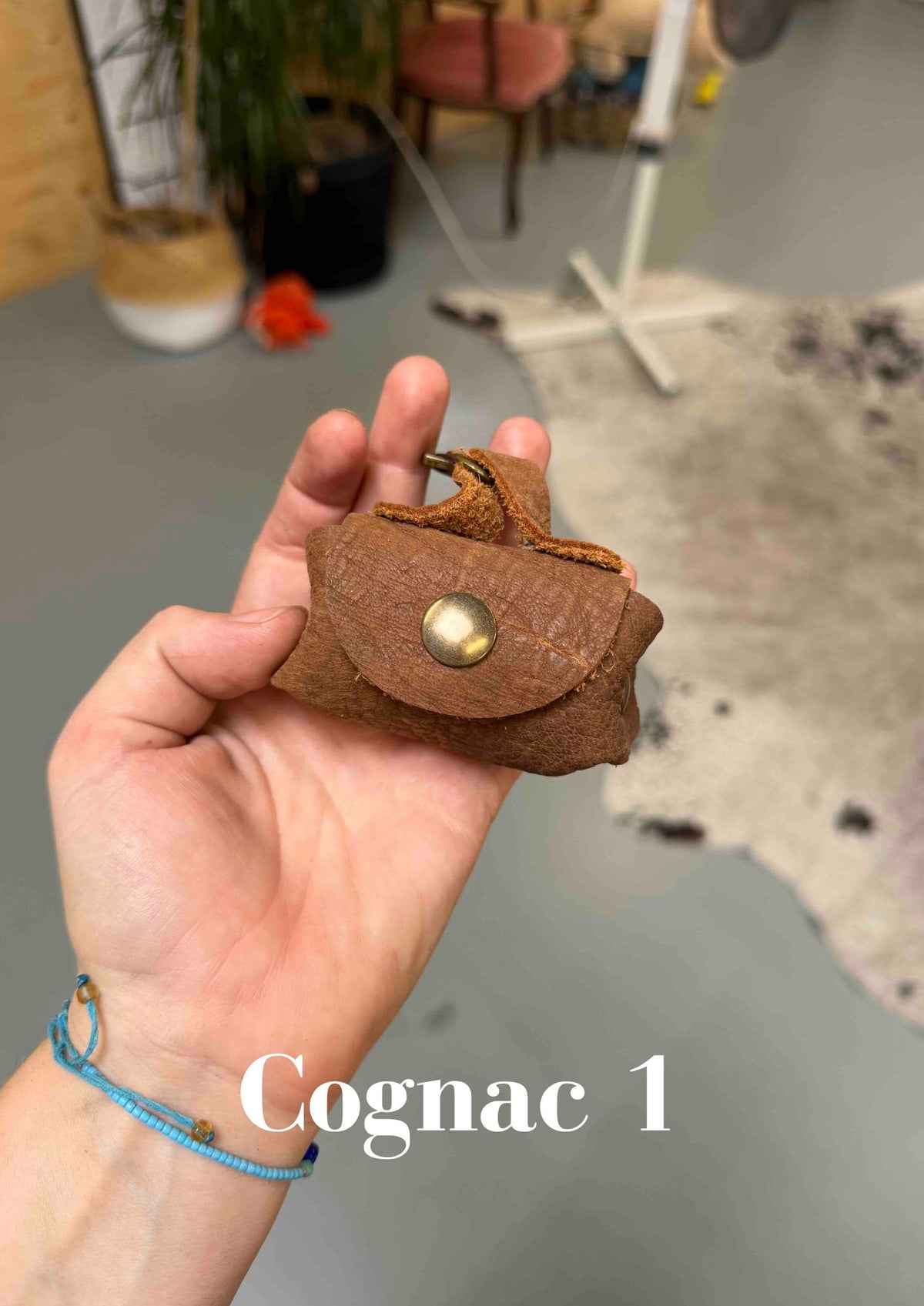 Poeptasje handgemaakt meola leather dogs zakje om poepzakjes in te doen te klikken aan hondenriem cognac_1