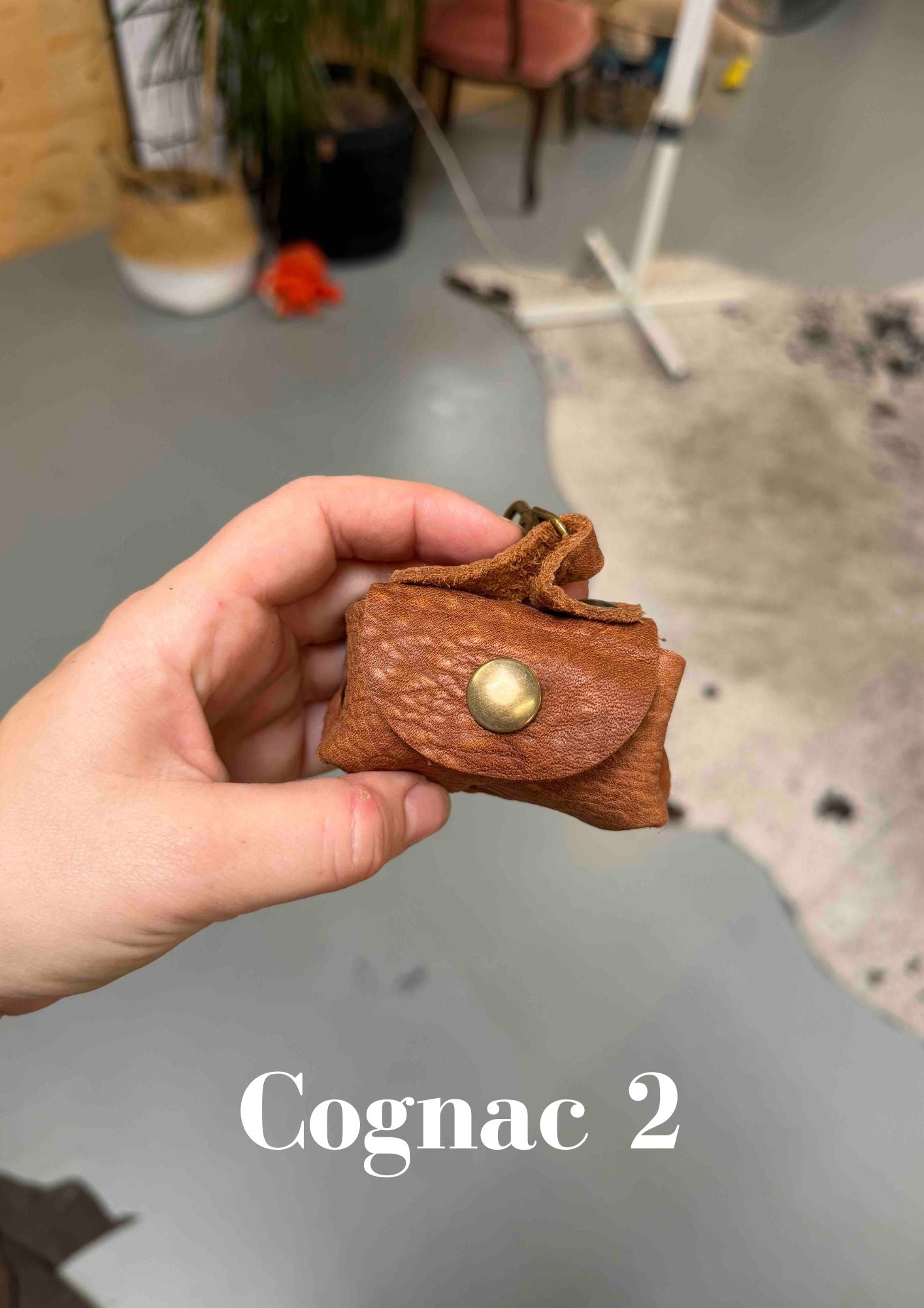 Poeptasje handgemaakt meola leather dogs zakje om poepzakjes in te doen te klikken aan hondenriem cognac_2