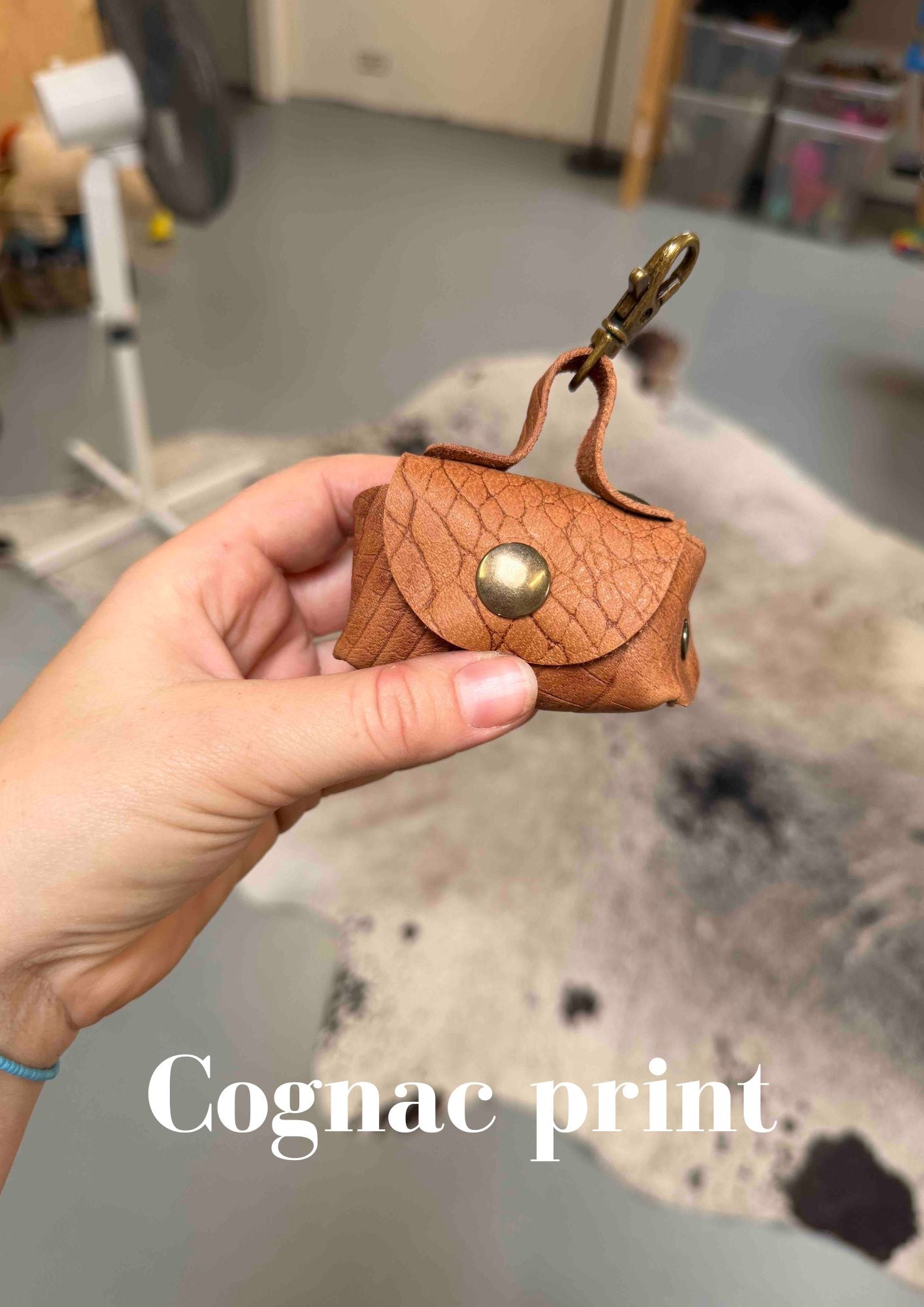 Poeptasje handgemaakt meola leather dogs zakje om poepzakjes in te doen te klikken aan hondenriem cognac_print