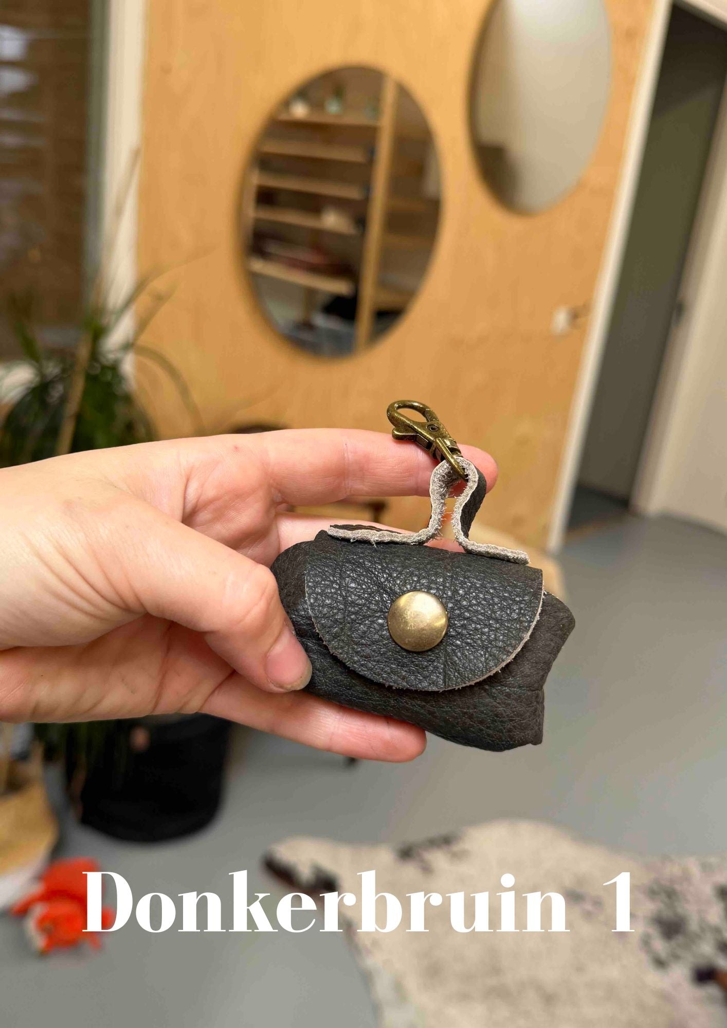 Poeptasje handgemaakt meola leather dogs zakje om poepzakjes in te doen te klikken aan hondenriem donker_bruin