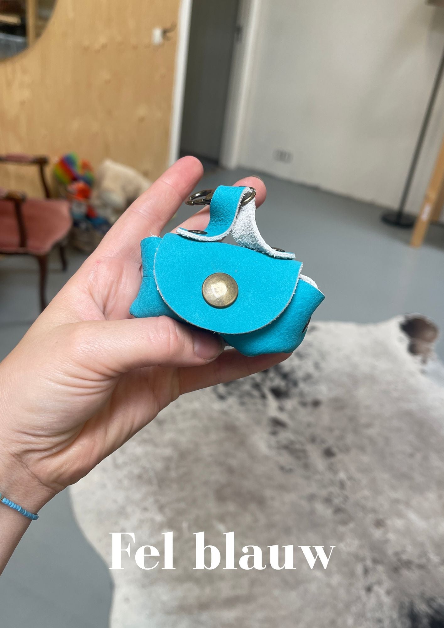 Poeptasje handgemaakt meola leather dogs zakje om poepzakjes in te doen te klikken aan hondenriem fel_blauw