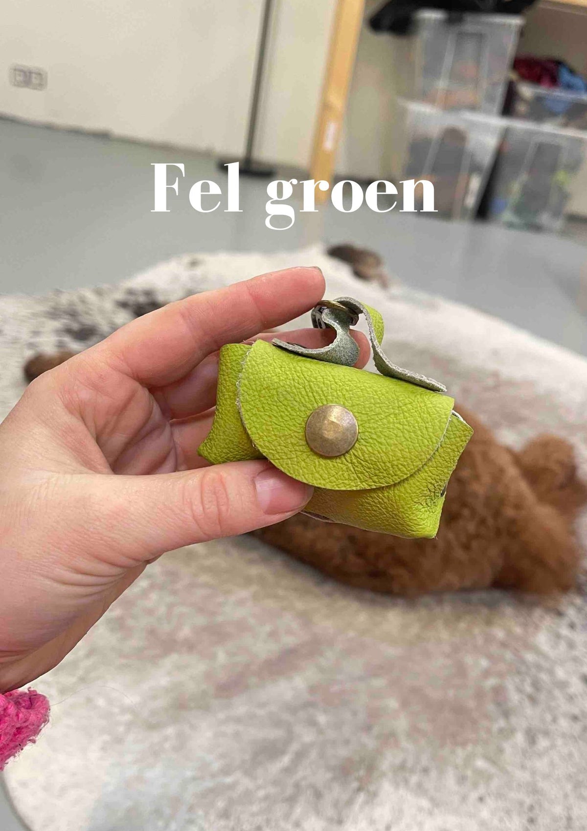 Poeptasje handgemaakt meola leather dogs zakje om poepzakjes in te doen te klikken aan hondenriem fel_groen