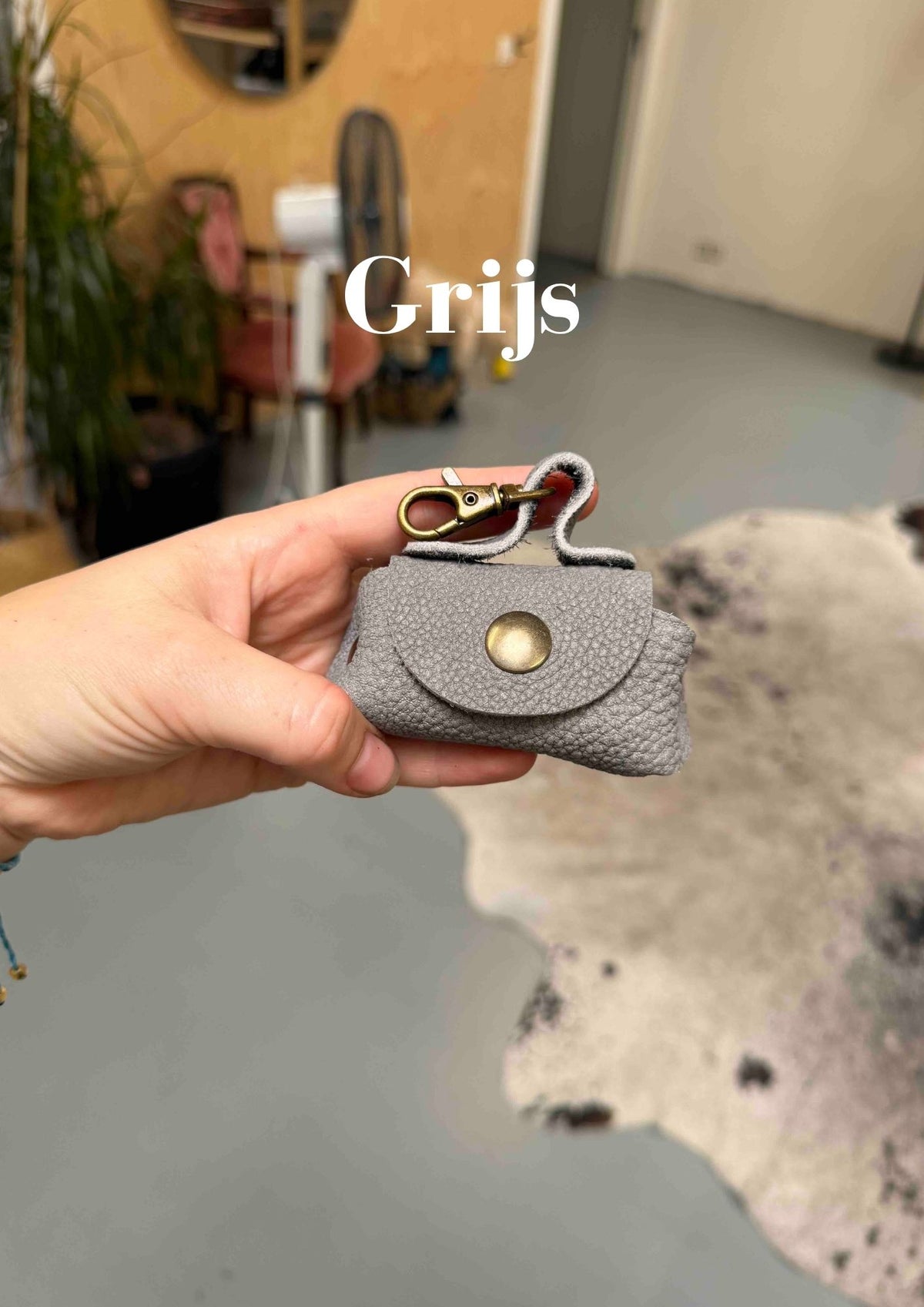 Poeptasje handgemaakt meola leather dogs zakje om poepzakjes in te doen te klikken aan hondenriem grijs