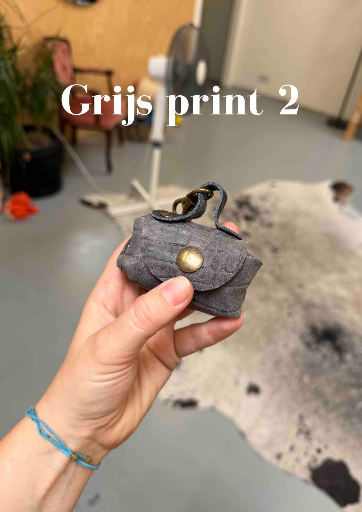 Poeptasje handgemaakt meola leather dogs zakje om poepzakjes in te doen te klikken aan hondenriem grijs_print_2