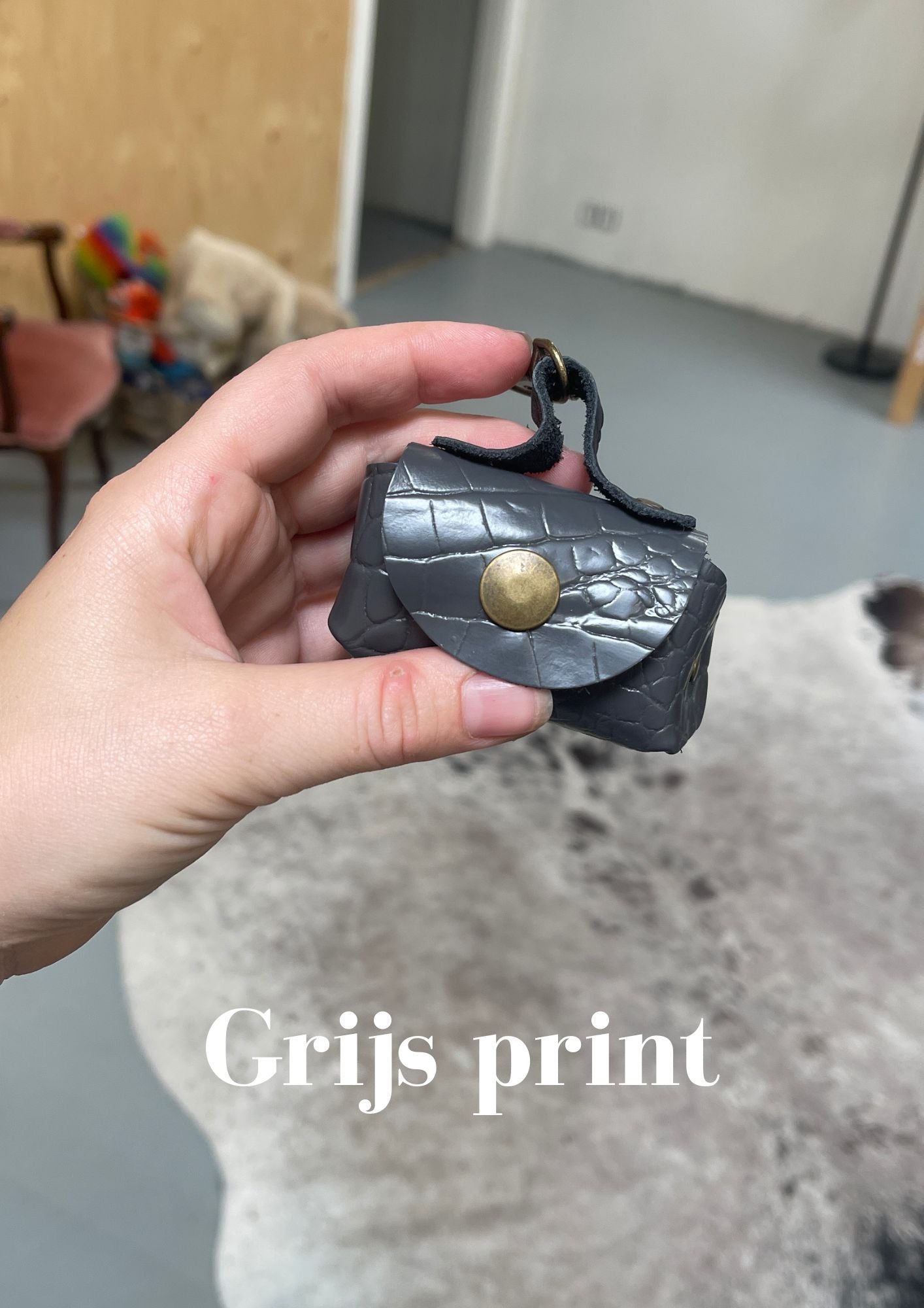 Poeptasje handgemaakt meola leather dogs zakje om poepzakjes in te doen te klikken aan hondenriem grijs print kroko