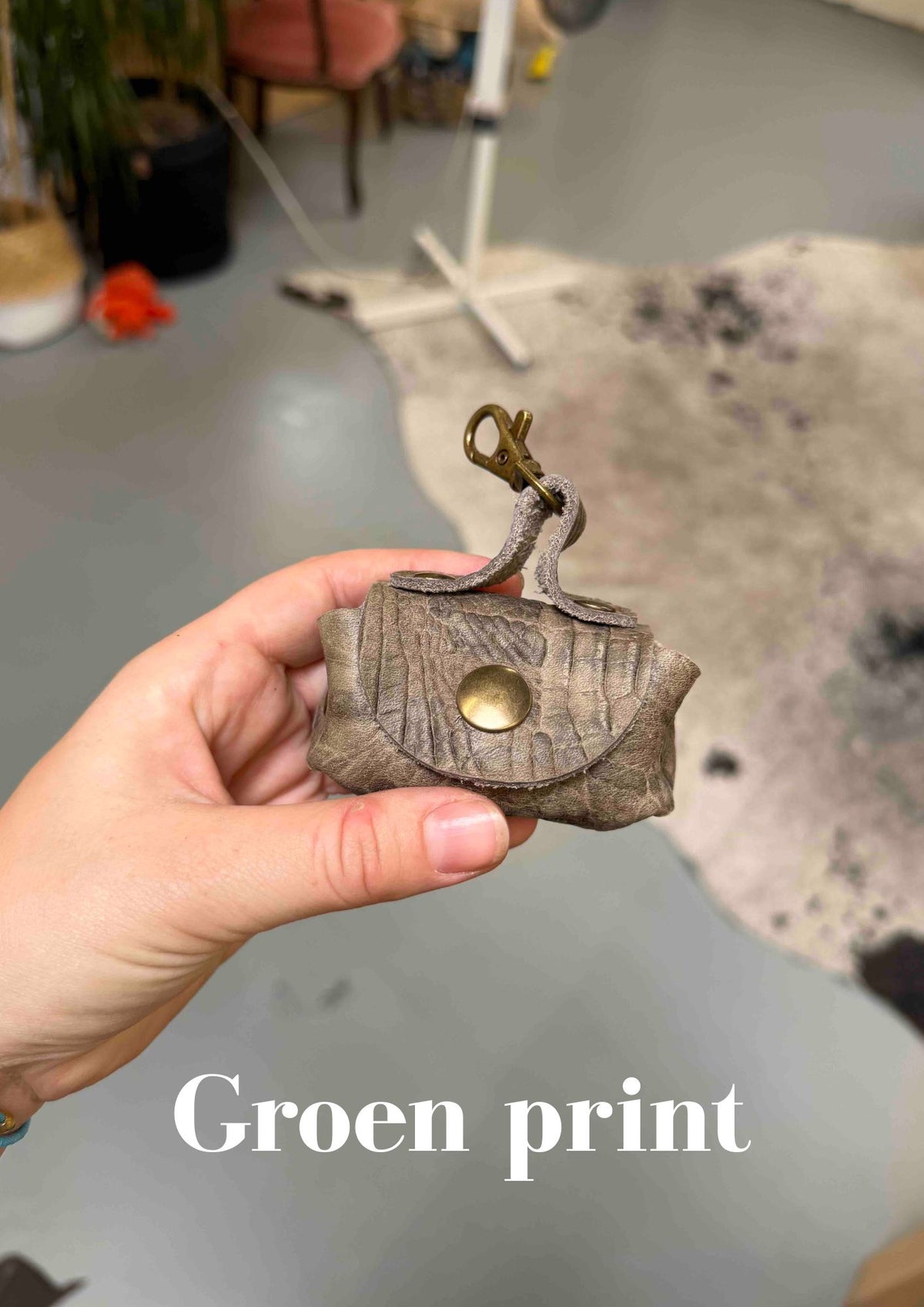 Poeptasje handgemaakt meola leather dogs zakje om poepzakjes in te doen te klikken aan hondenriem groen print