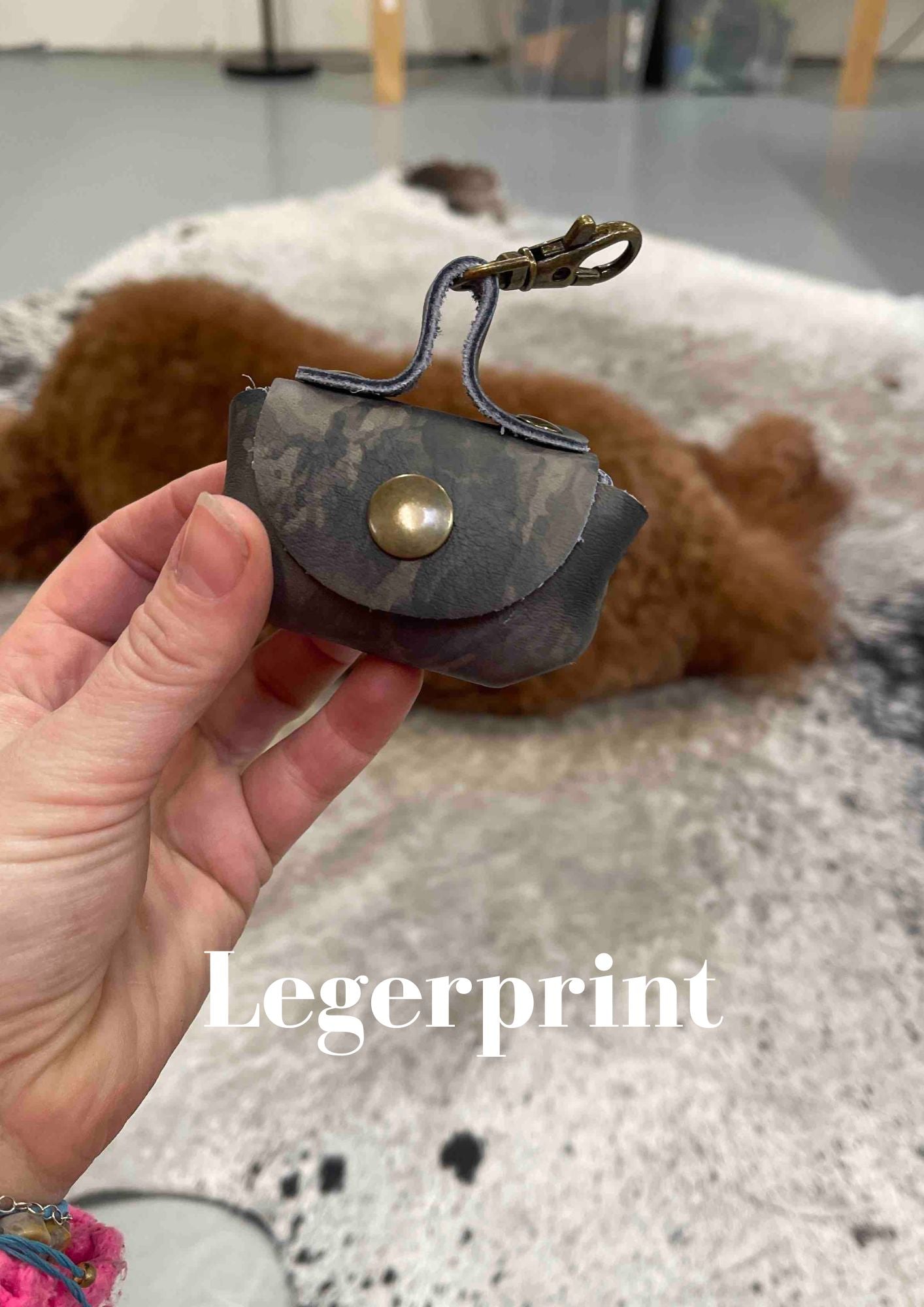 Poeptasje handgemaakt meola leather dogs zakje om poepzakjes in te doen te klikken aan hondenriem leger_print