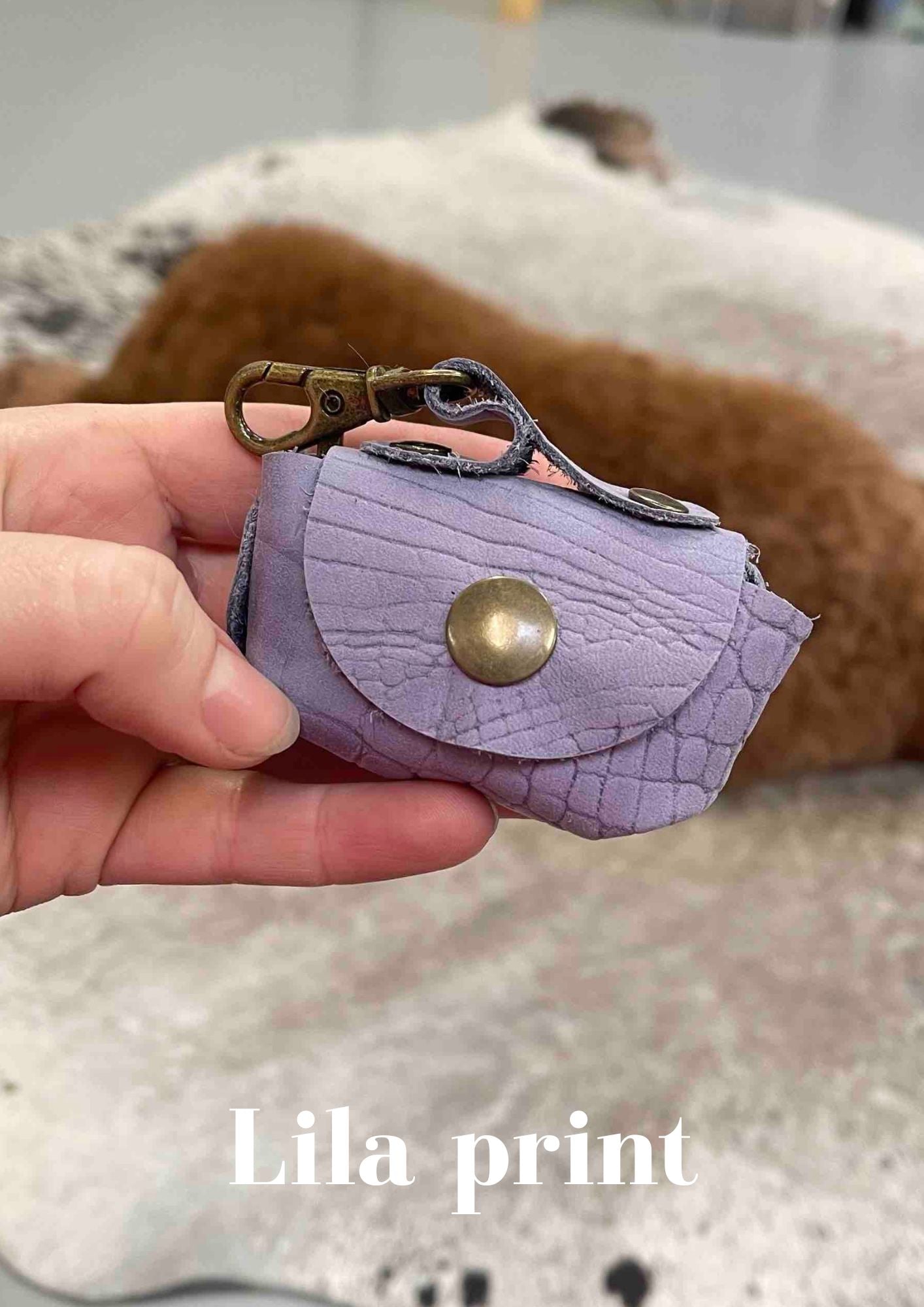 Poeptasje handgemaakt meola leather dogs zakje om poepzakjes in te doen te klikken aan hondenriem lila_print