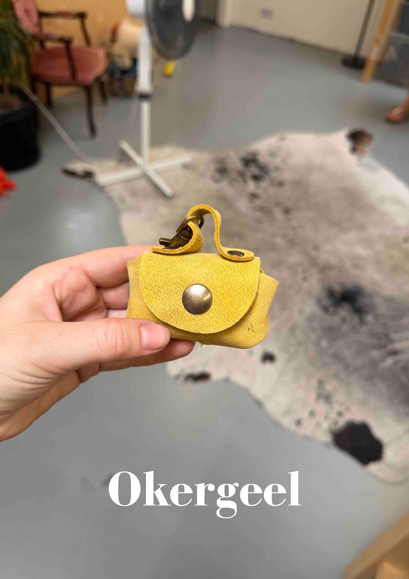 Poeptasje handgemaakt meola leather dogs zakje om poepzakjes in te doen te klikken aan hondenriem okergeel
