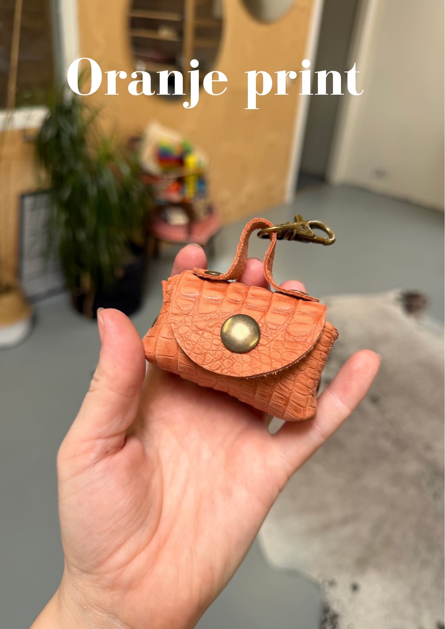 Poeptasje handgemaakt meola leather dogs zakje om poepzakjes in te doen te klikken aan hondenriem oranje print 