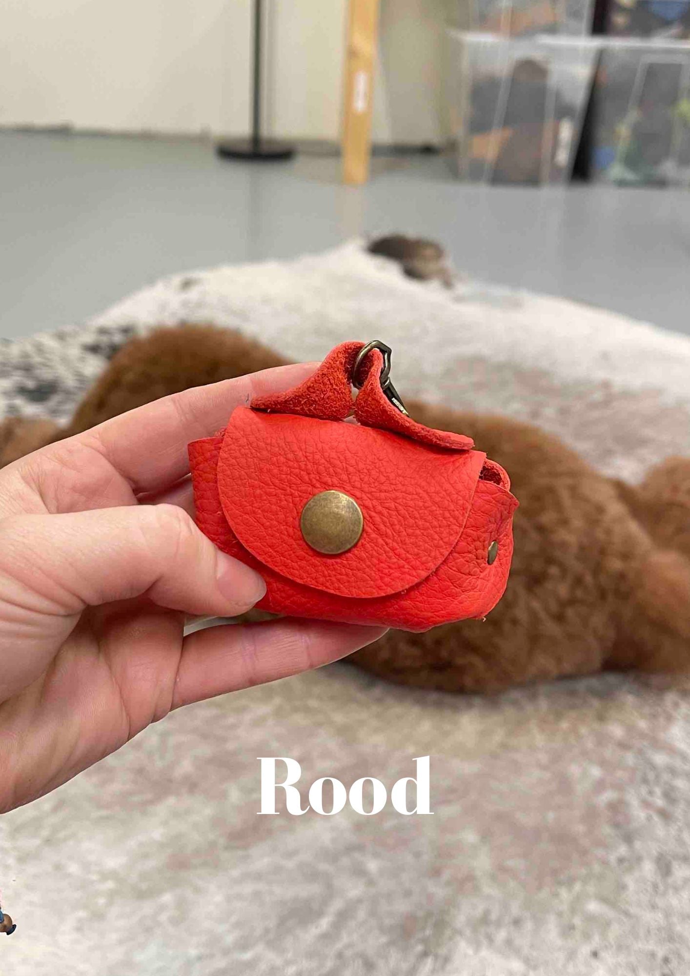 Poeptasje handgemaakt meola leather dogs zakje om poepzakjes in te doen te klikken aan hondenriem rood