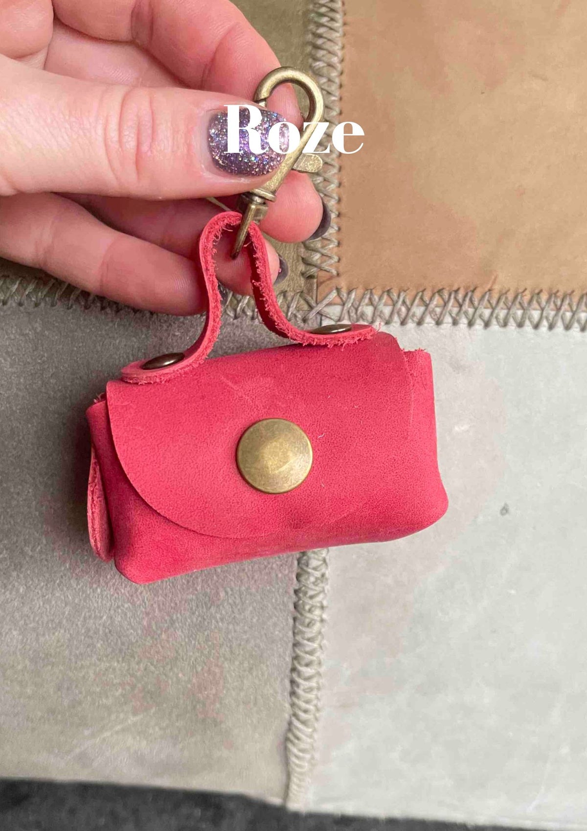 Poeptasje handgemaakt meola leather dogs zakje om poepzakjes in te doen te klikken aan hondenriem roze
