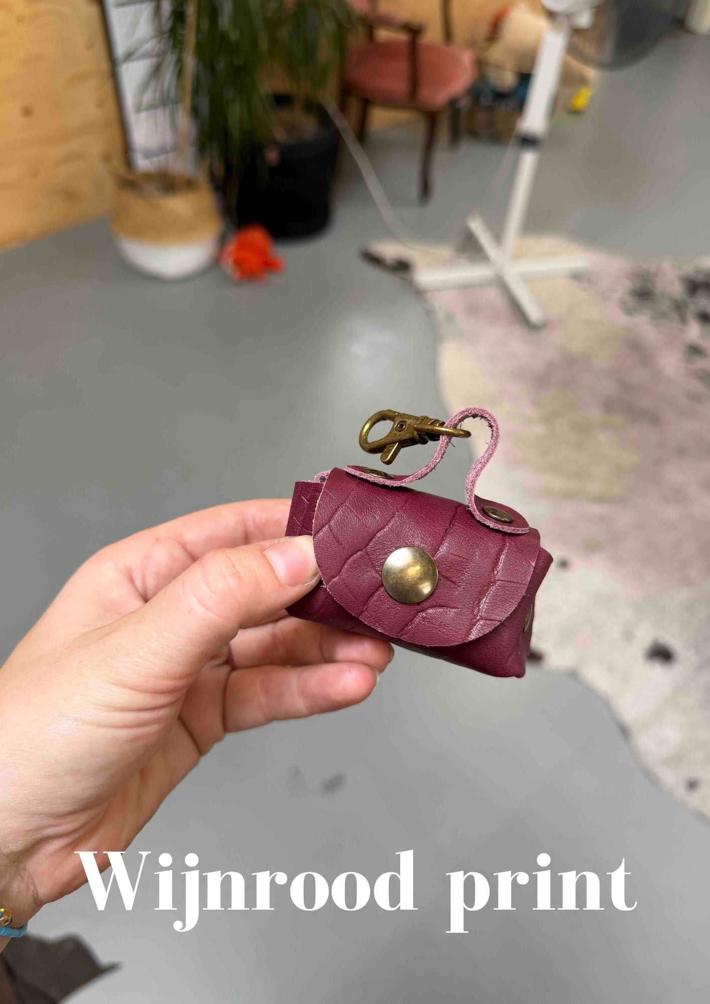 Poeptasje handgemaakt meola leather dogs zakje om poepzakjes in te doen te klikken aan hondenriem wijnrood_print
