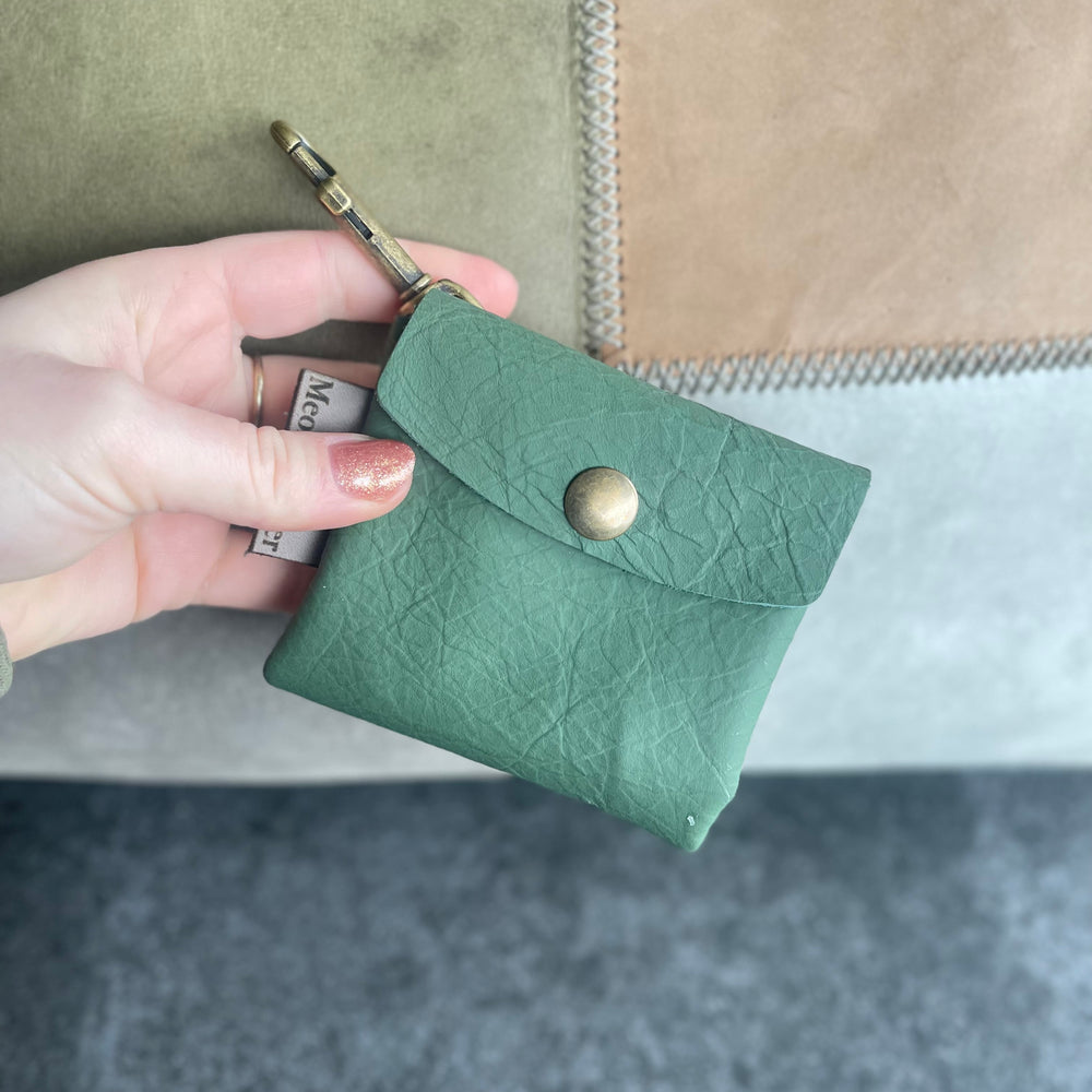 
                      
                        Snackbag-uitlaattasje-meola-leather-dogs-honden-snakcs-poepzakjes-legergroen
                      
                    