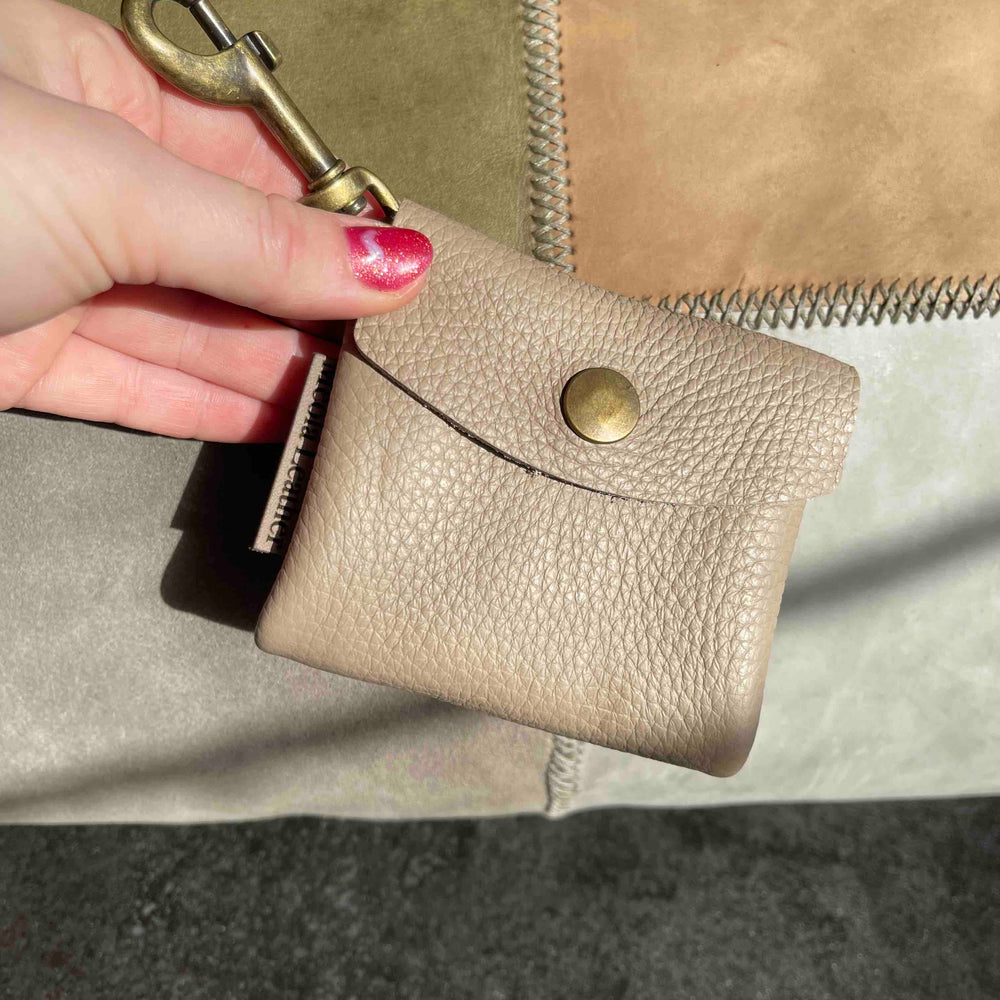 
                      
                        Snackbag hond snacktasje aan lijn poeptasje aan lijn lhandgemaakt eren snackbag beige
                      
                    