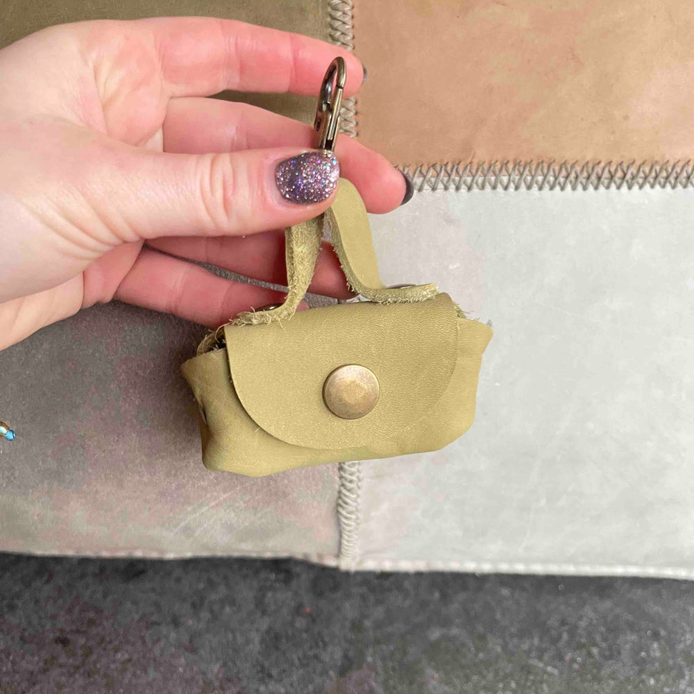 
                      
                        Uitlaattasje-mini-poeptasje-hondenlijn-tasje-meola-leather-dogs-leren-tasje-riem-hond-appelgroen
                      
                    