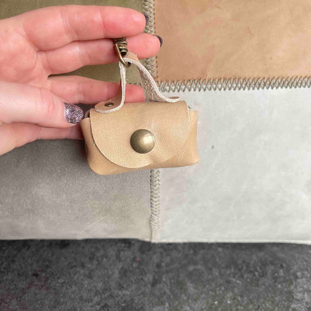 
                      
                        Uitlaattasje-mini-poeptasje-hondenlijn-tasje-meola-leather-dogs-leren-tasje-riem-hond-beige-glad
                      
                    