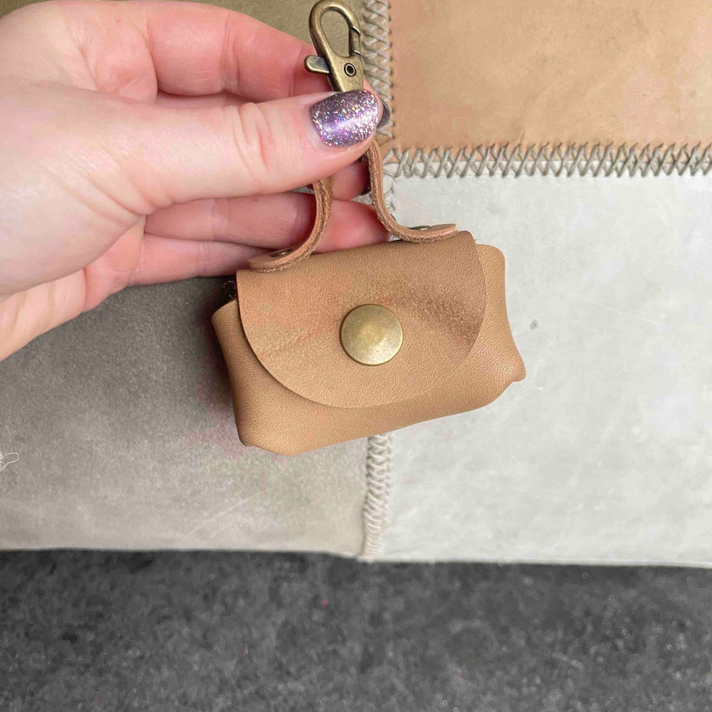 
                      
                        Uitlaattasje-mini-poeptasje-hondenlijn-tasje-meola-leather-dogs-leren-tasje-riem-hond-beige
                      
                    