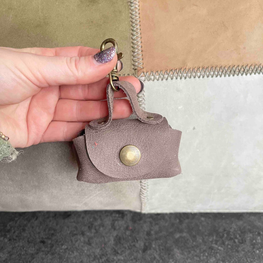 
                      
                        Uitlaattasje-mini-poeptasje-hondenlijn-tasje-meola-leather-dogs-leren-tasje-riem-hond-bruin
                      
                    