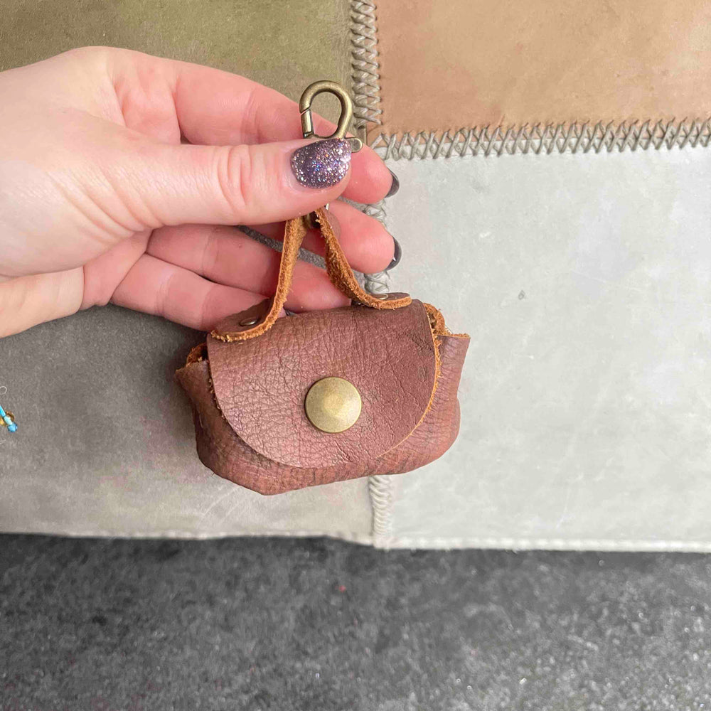 
                      
                        Uitlaattasje-mini-poeptasje-hondenlijn-tasje-meola-leather-dogs-leren-tasje-riem-hond-cognac-beige
                      
                    