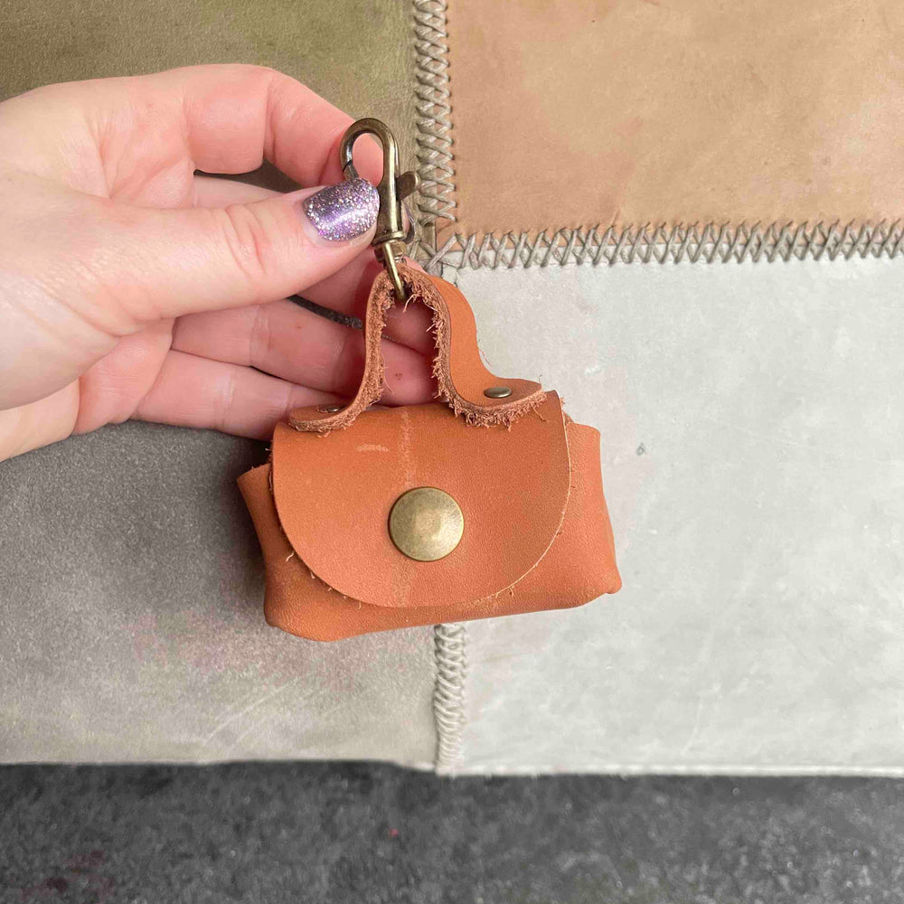Uitlaattasje-mini-poeptasje-hondenlijn-tasje-meola-leather-dogs-leren-tasje-riem-hond-cognac-bruin