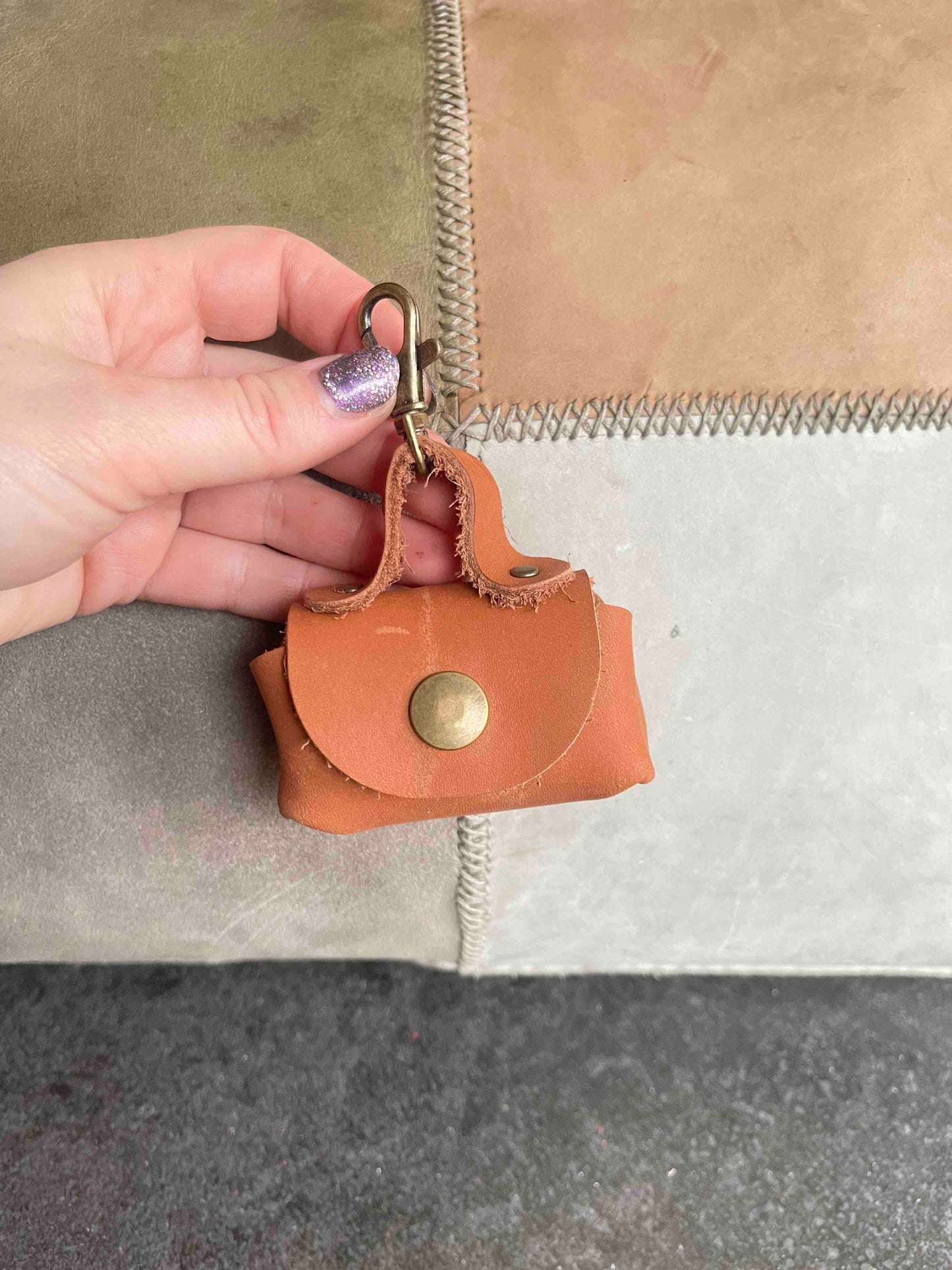 Uitlaattasje-mini-poeptasje-hondenlijn-tasje-meola-leather-dogs-leren-tasje-riem-hond-cognac-bruin