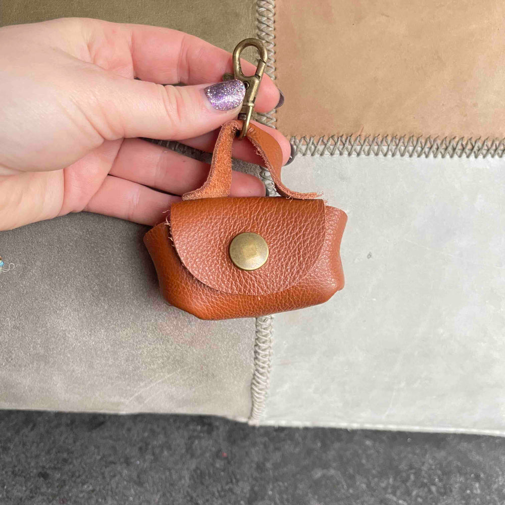 
                      
                        Uitlaattasje-mini-poeptasje-hondenlijn-tasje-meola-leather-dogs-leren-tasje-riem-hond-cognac
                      
                    