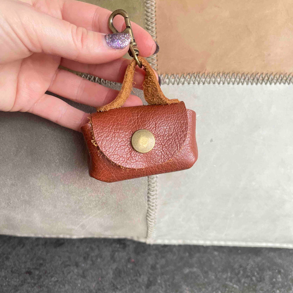 
                      
                        Uitlaattasje-mini-poeptasje-hondenlijn-tasje-meola-leather-dogs-leren-tasje-riem-hond-cognac2
                      
                    