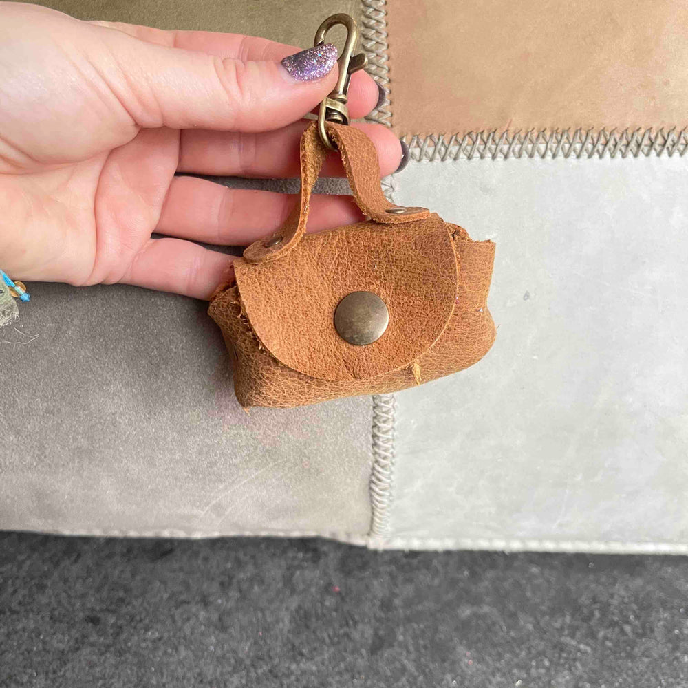 
                      
                        Uitlaattasje-mini-poeptasje-hondenlijn-tasje-meola-leather-dogs-leren-tasje-riem-hond-cognac3
                      
                    