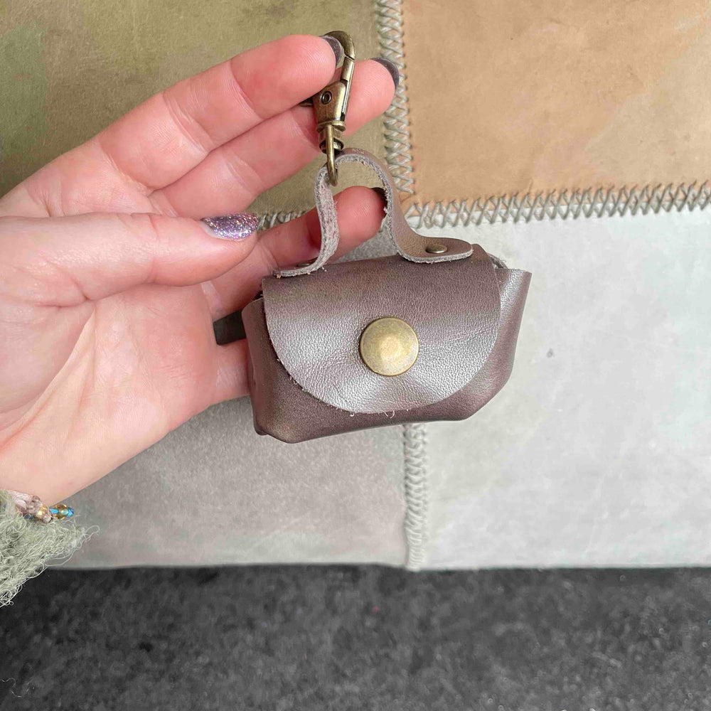 
                      
                        Uitlaattasje-mini-poeptasje-hondenlijn-tasje-meola-leather-dogs-leren-tasje-riem-hond-donker-bruin-glim
                      
                    