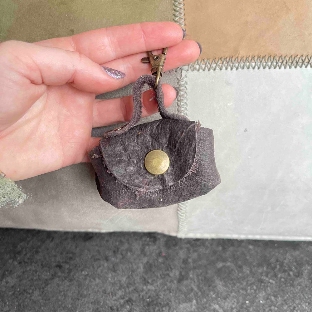 
                      
                        Uitlaattasje-mini-poeptasje-hondenlijn-tasje-meola-leather-dogs-leren-tasje-riem-hond-donker-bruin
                      
                    