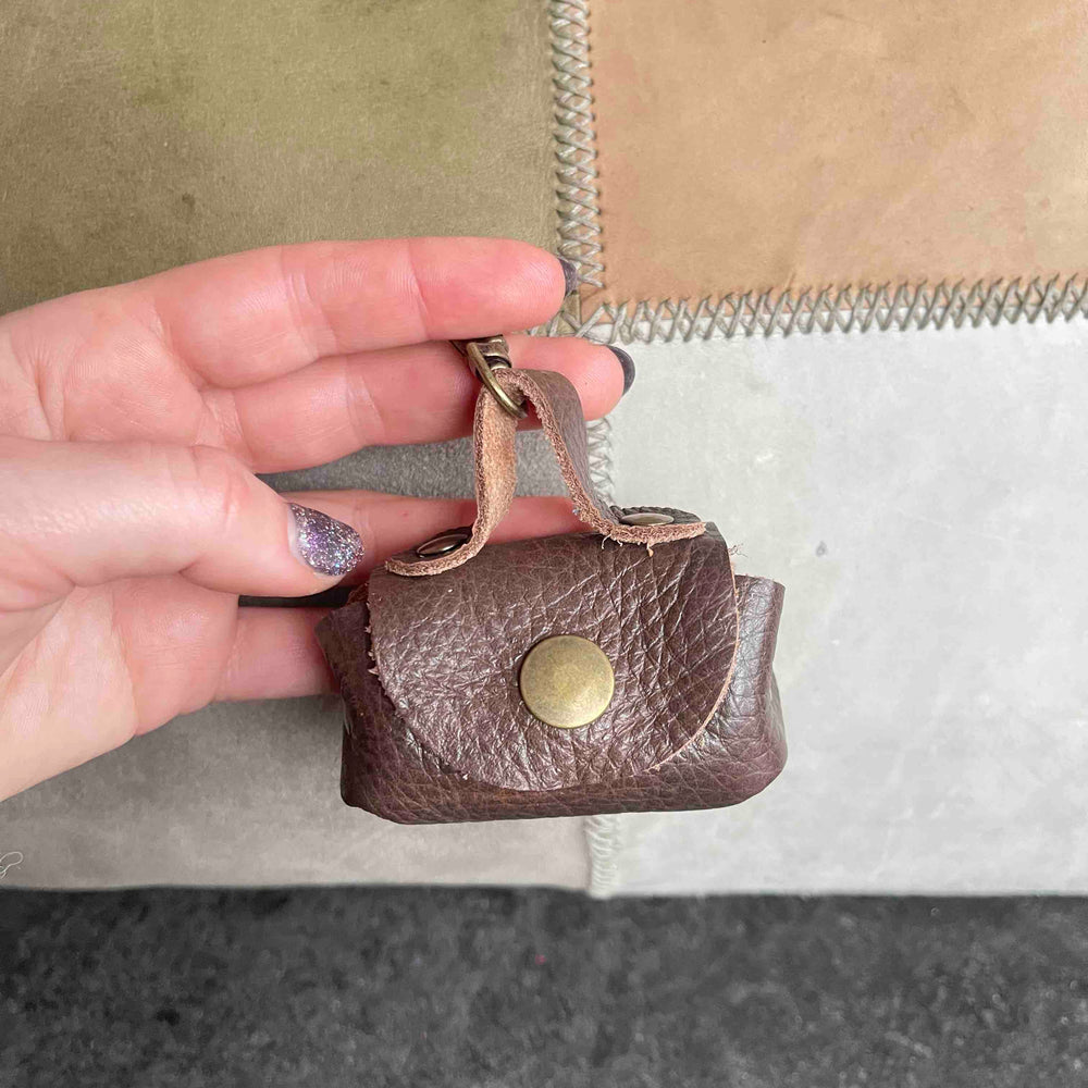 
                      
                        Uitlaattasje-mini-poeptasje-hondenlijn-tasje-meola-leather-dogs-leren-tasje-riem-hond-donker
                      
                    