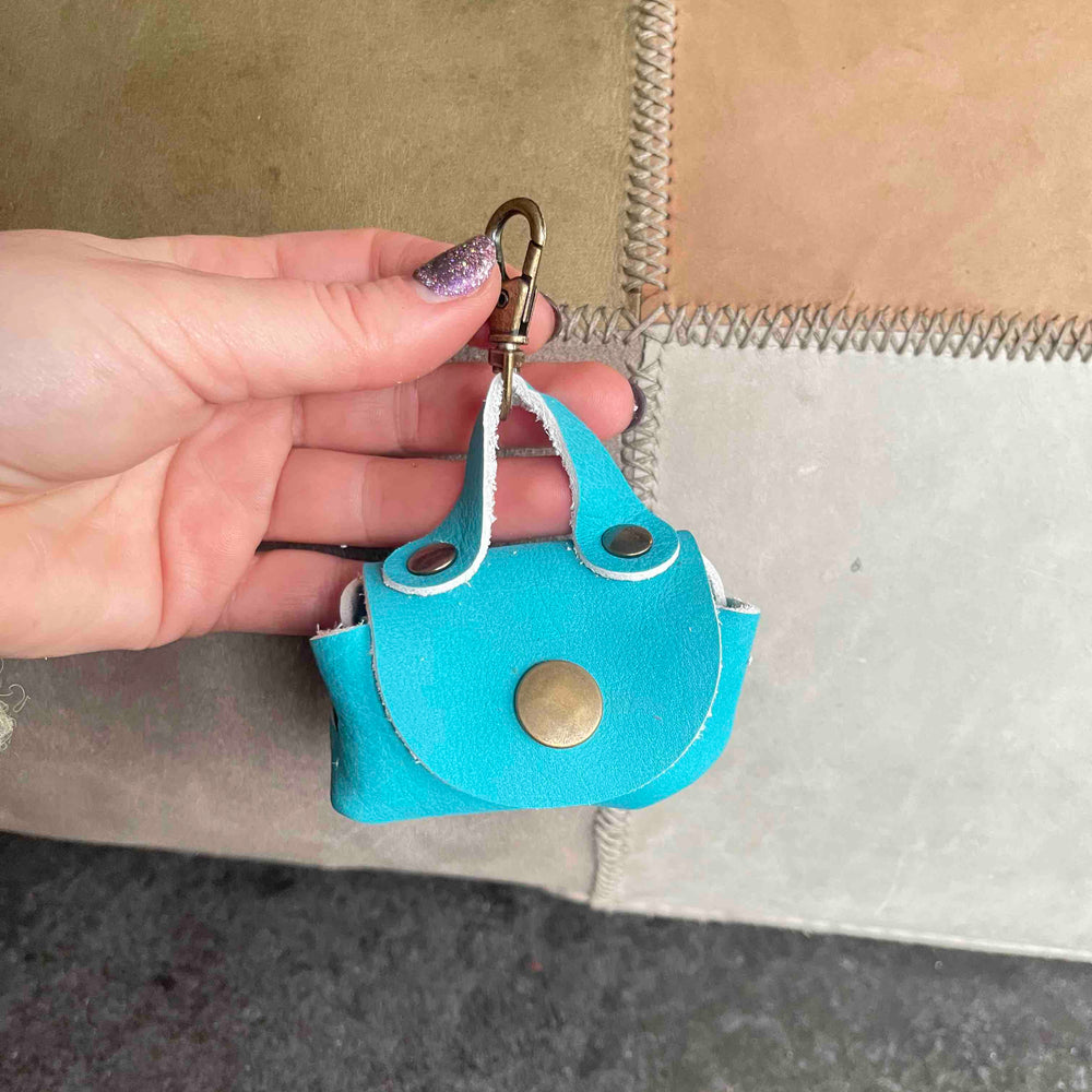 
                      
                        Uitlaattasje-mini-poeptasje-hondenlijn-tasje-meola-leather-dogs-leren-tasje-riem-hond-fel-blauw2
                      
                    